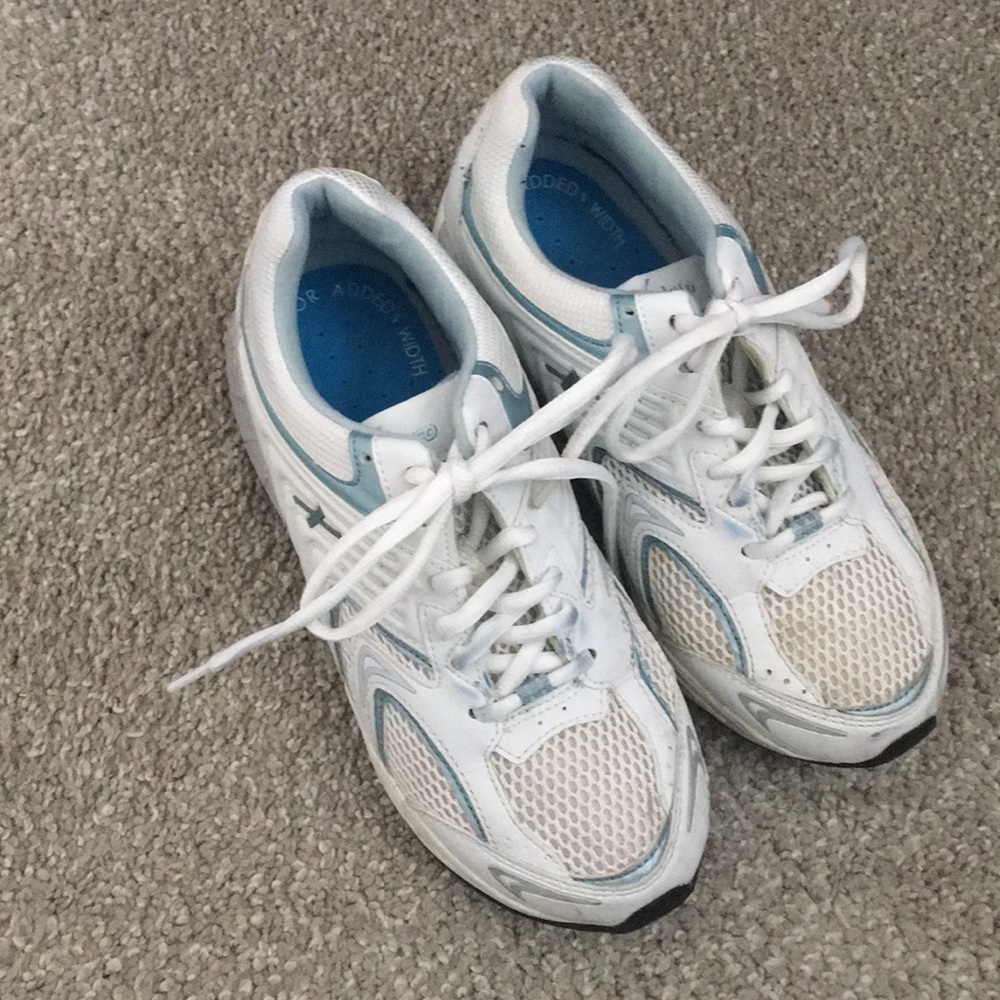 Xelero tennis shoes